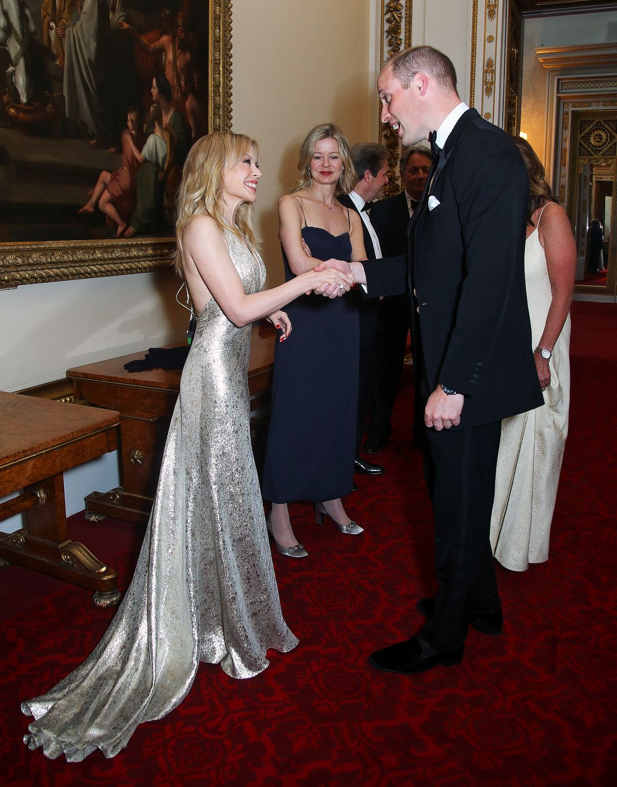 Кайли Миноуг разговаривает с принцем Уильямом, герцогом Кембриджским во время приема