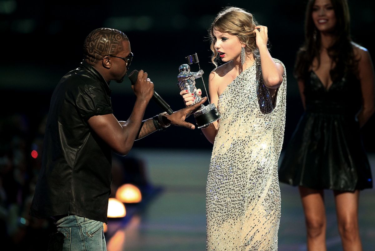 Канье Уэст вручает Тейлор Свифт награду за «Лучшее женское видео» во время церемонии вручения премии MTV Video Music Awards