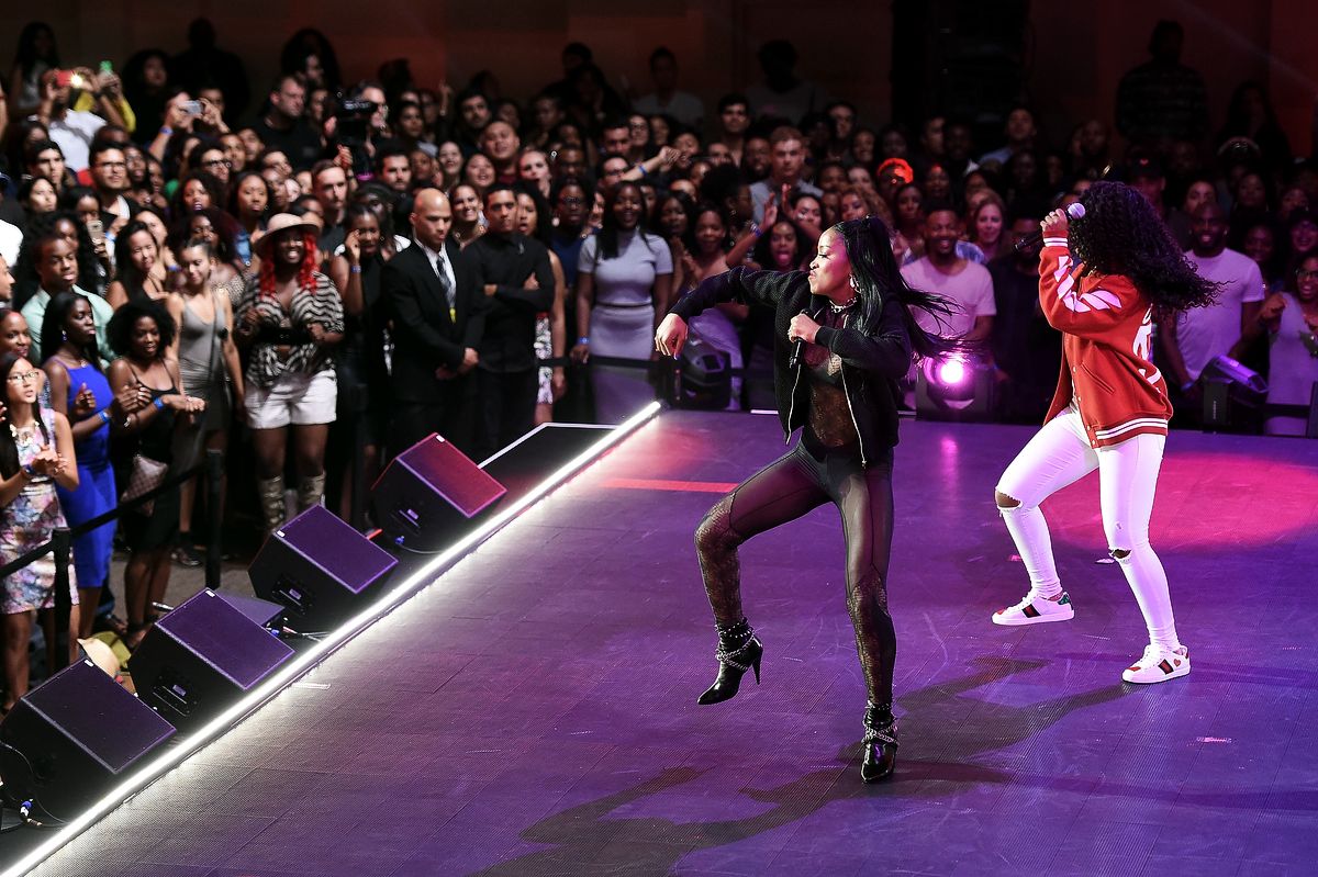 Кеке Палмер и Дризи выступают на сцене во время VH1 Hip Hop Honors