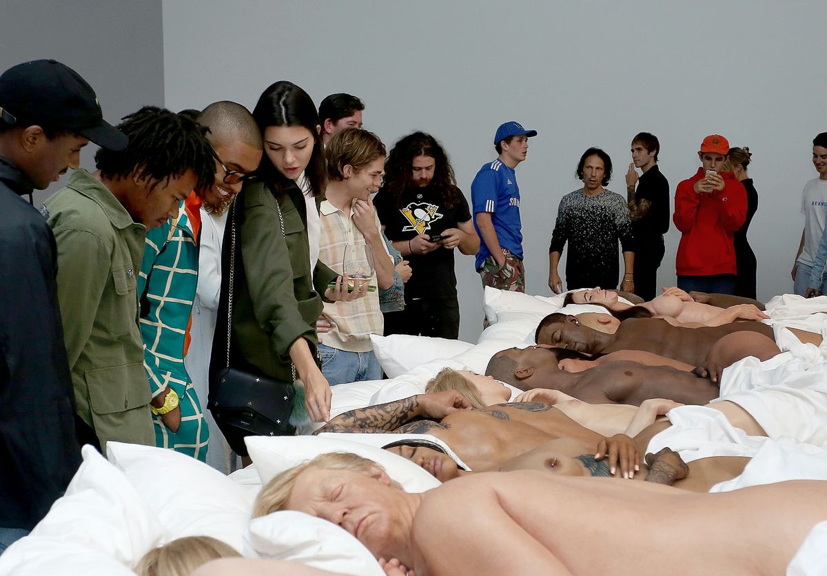 Кендалл Дженнер посещает частную выставку Famous by Kanye West