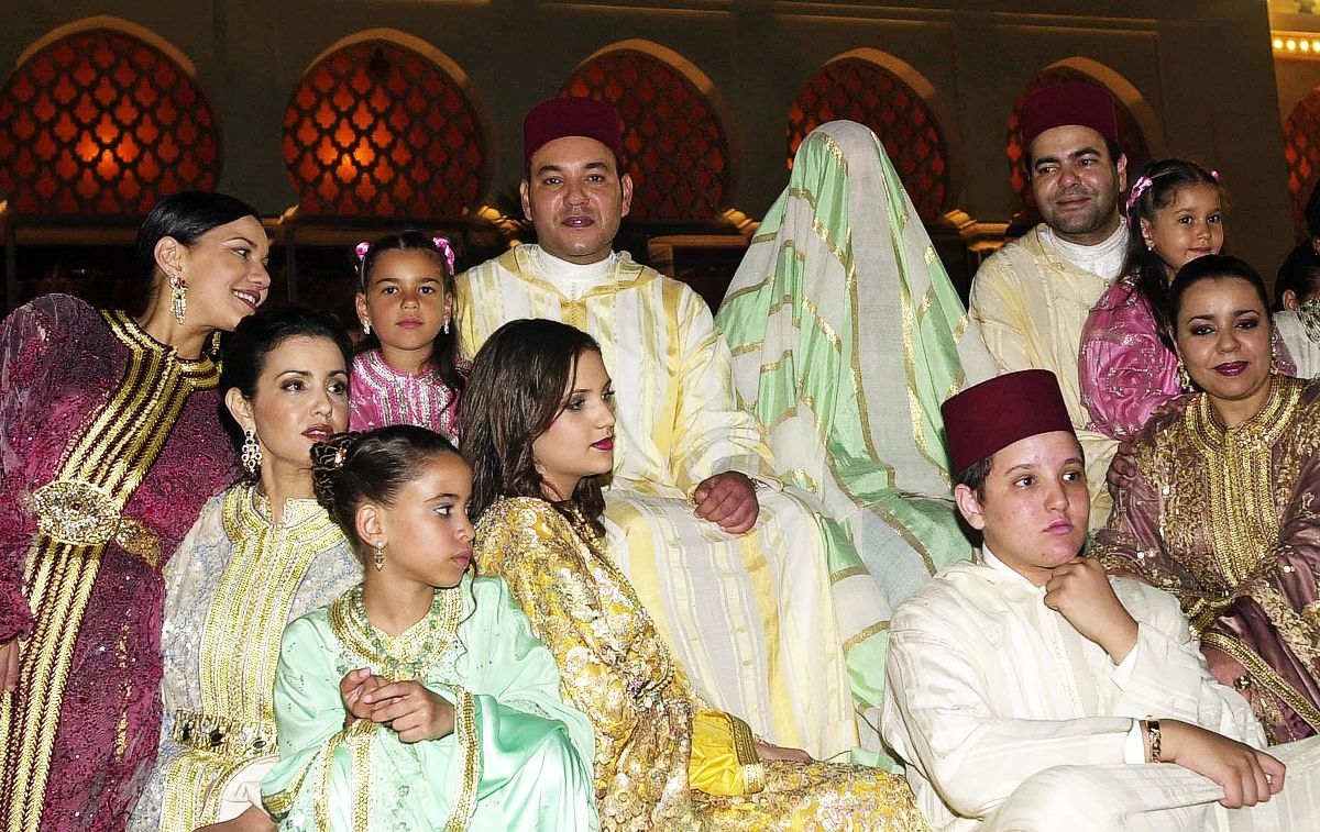 Король Мохаммед VI с невестой в вуали Сальмой Беннани и братом принцем Мулай Рашидом