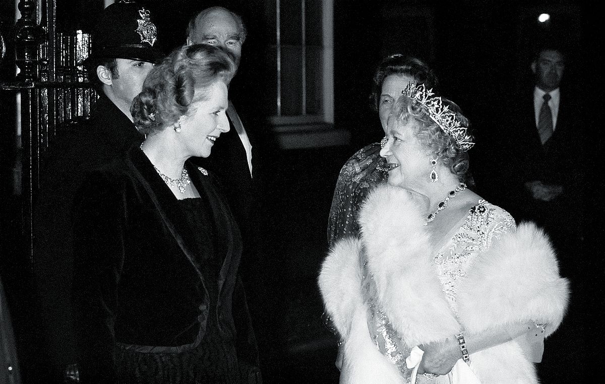 Королеву-мать приветствует премьер-министр Маргарет Тэтчер