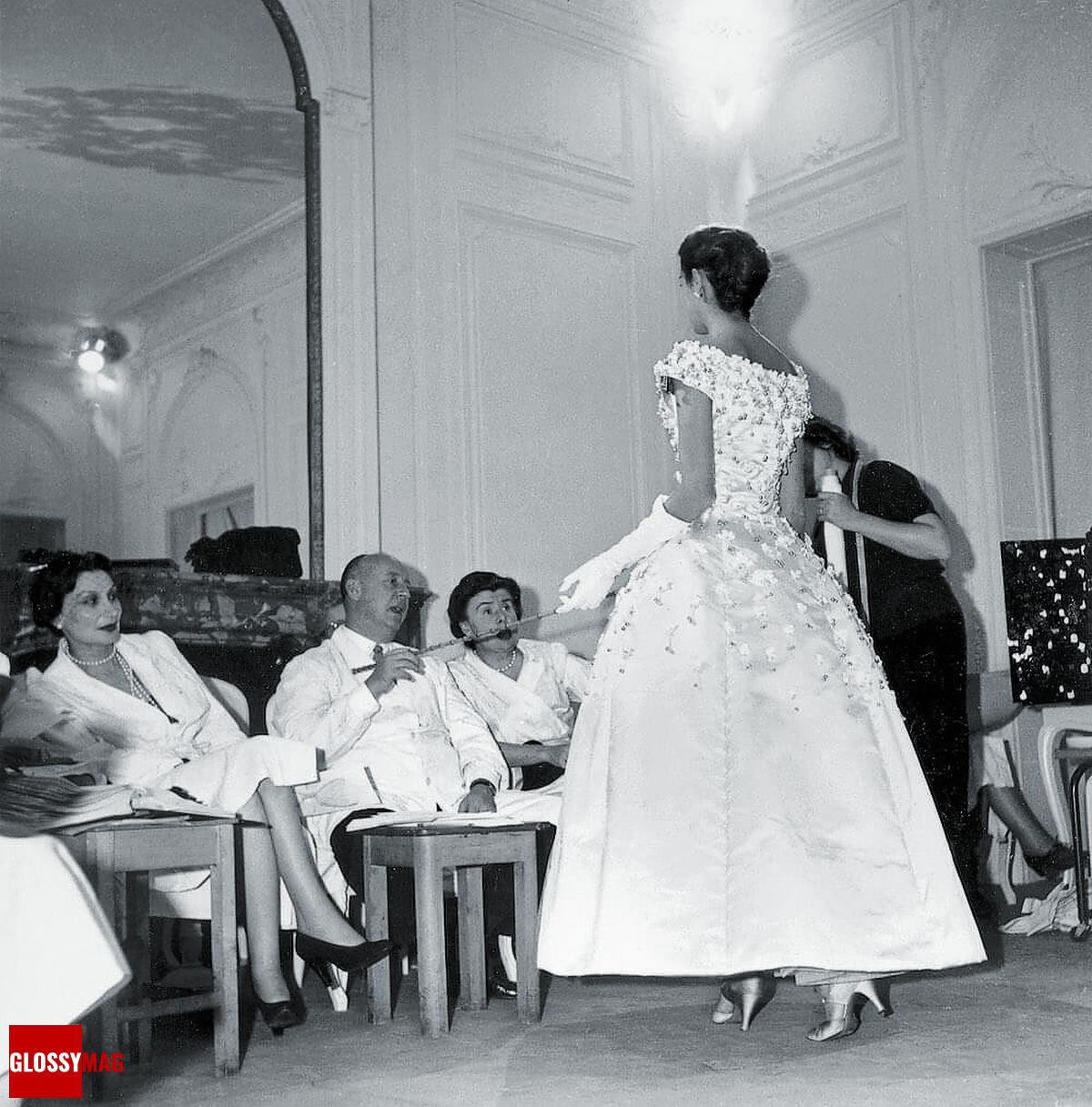 Кристиан Диор работает с Мицей Брикар (слева) и Маргарит Карре (справа) над вечерним платьем из коллекции Couture, 1955 г.