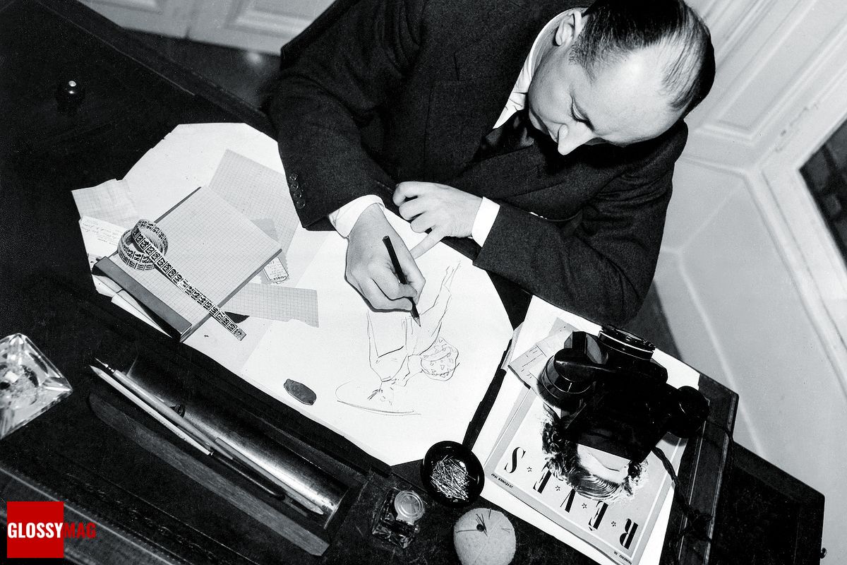 Кристиан Диор за работой в своем офисе, 1947 г.
