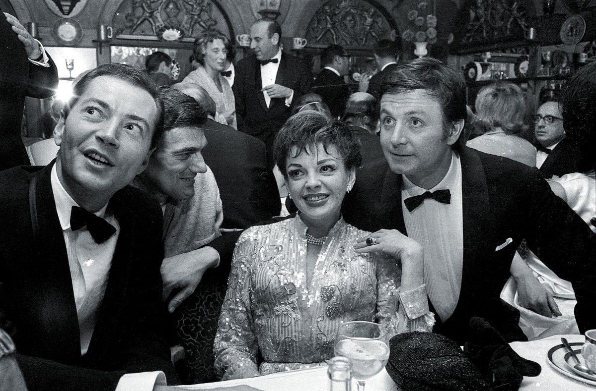 Лайонел Барт, Джуди Гарленд и Кеннет Хей на вечеринке Maggie May Party