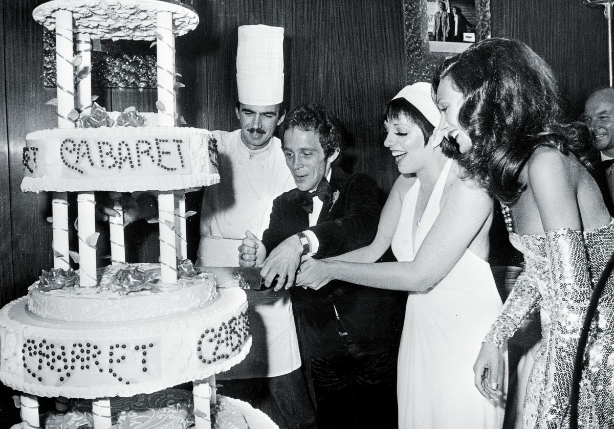 Лайза Миннелли разрезает торт на премьере фильма Сая Фейера «Кабаре»