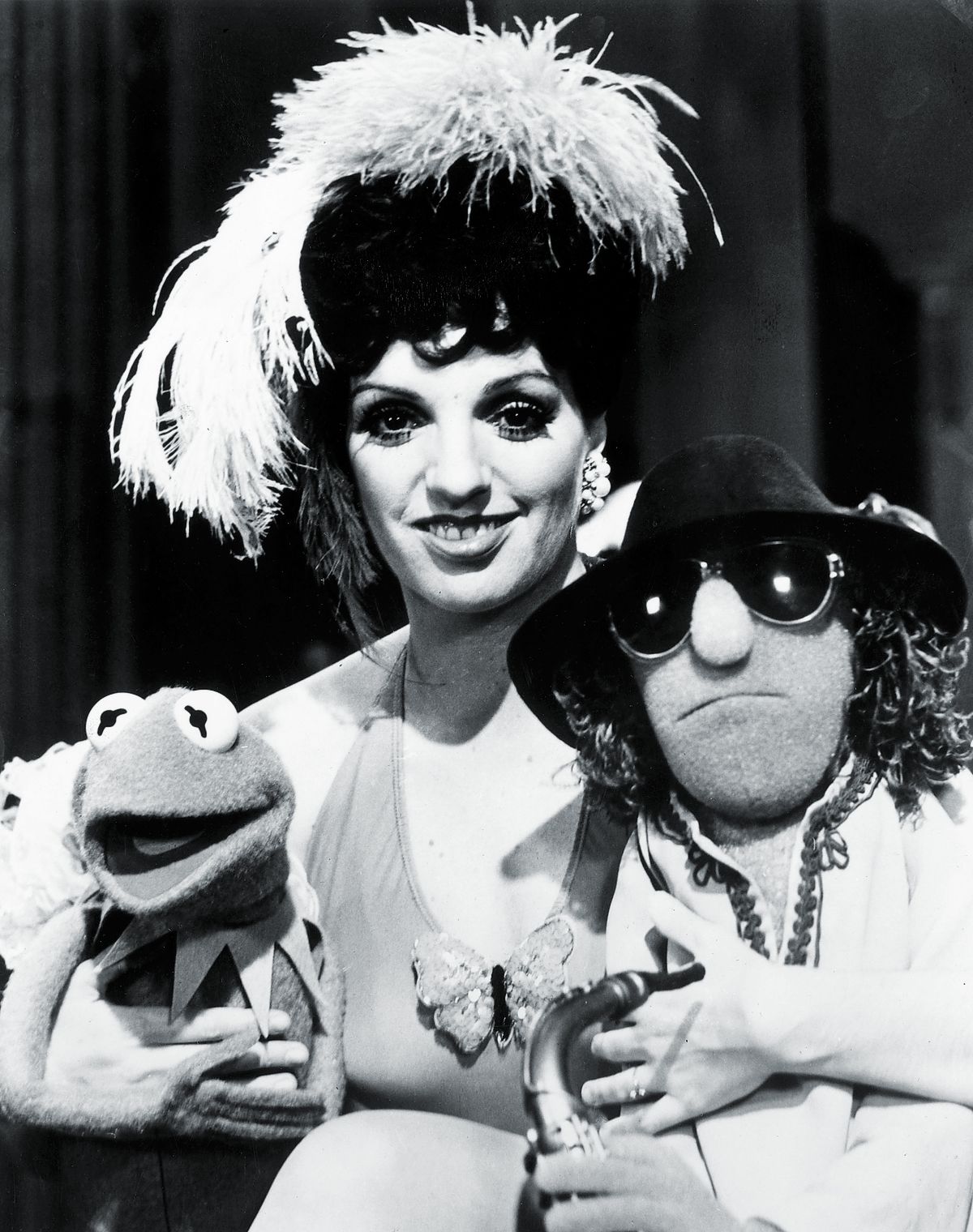 Лайза Миннелли с куклами-лягушками Кермитом и Зутом на съемочной площадке телешоу «The Muppets»