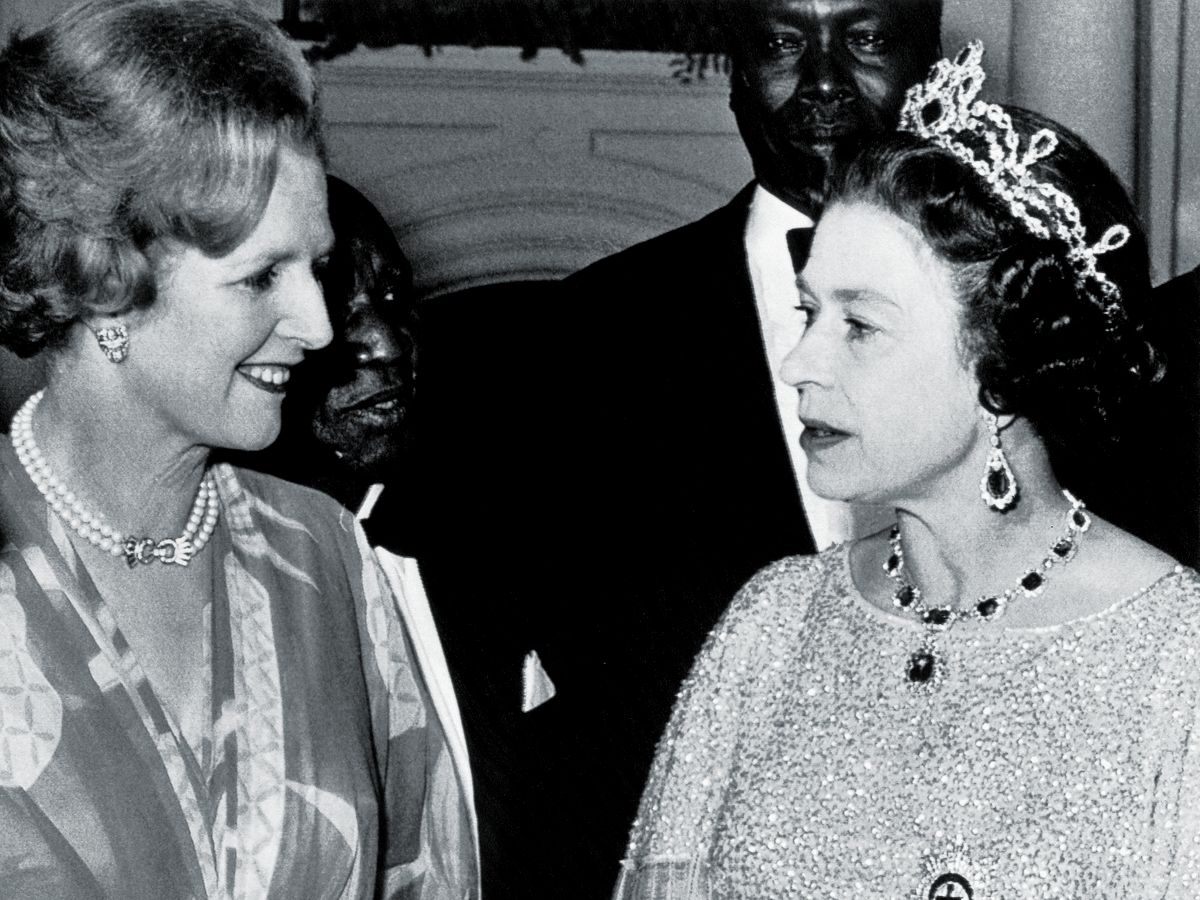 Маргарет Тэтчер и королева Елизавета беседуют на вечеринке для глав государств