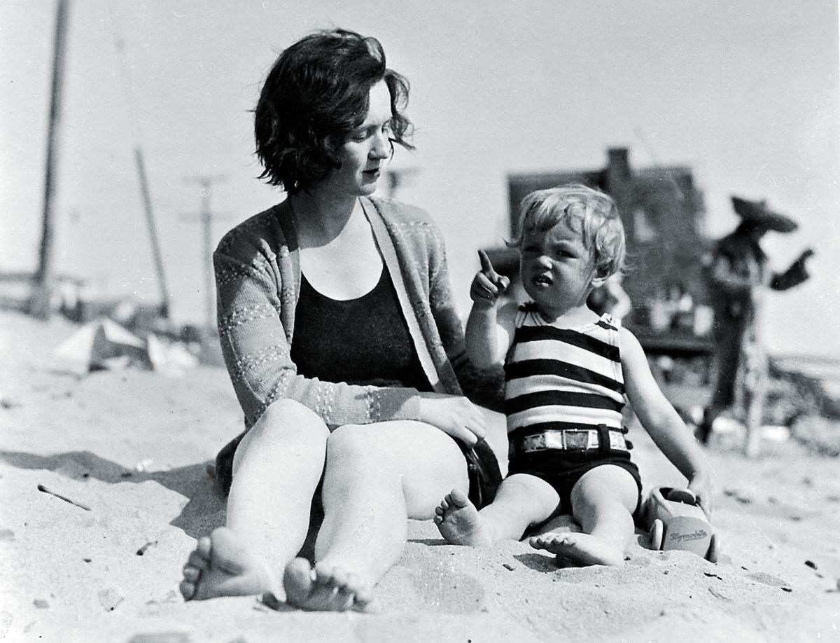 Мэрилин Монро с мамой на пляже, 1929 г.