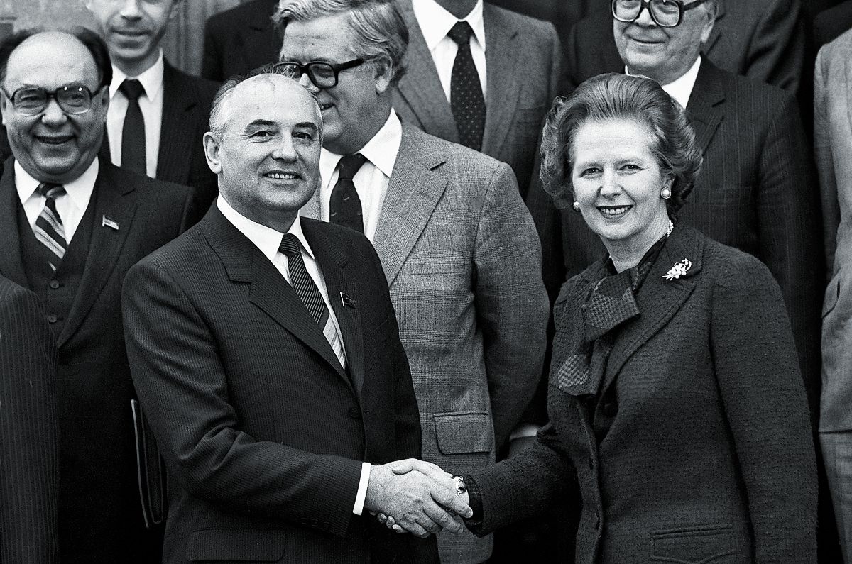 Михаил Горбачев пожимает руку премьер-министру Маргарет Тэтчер