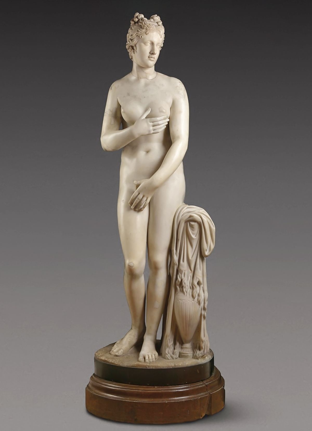 Мраморная статуя Афродиты из коллекции Гамильтона