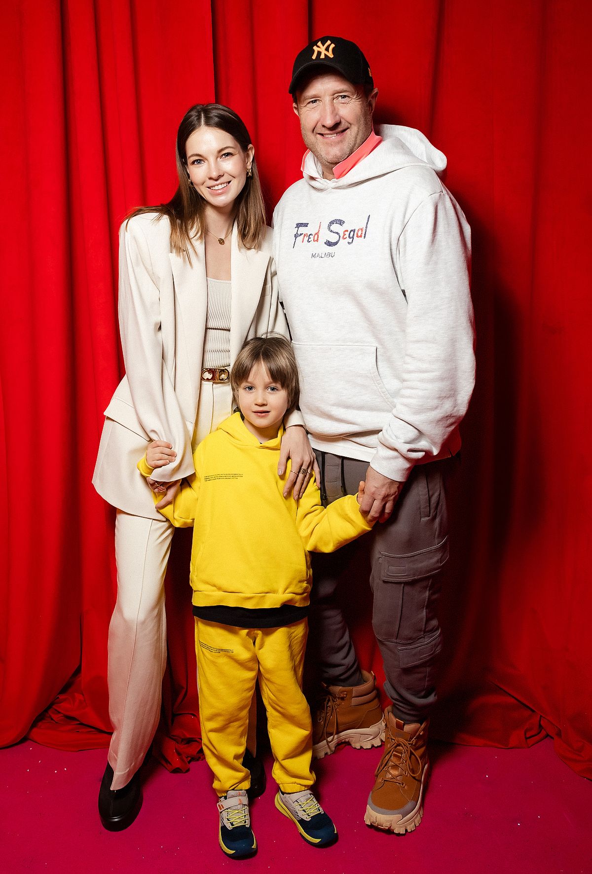 Наталья Бардо и Марюс Вайсберг с сыном Эриком на детской елке в Галереях «Времена Года»