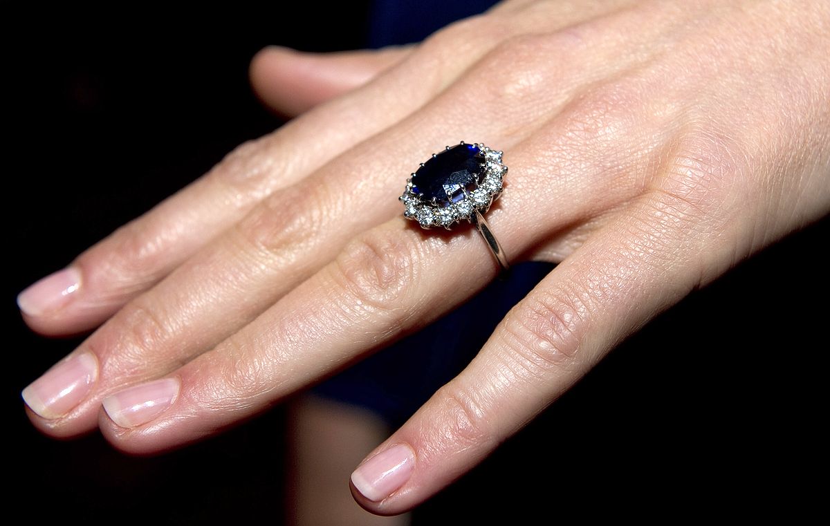 Обручальное кольцо Кейт Миддлтон во время объявления о ее помолвке с Принцем Уильямом, 16 ноября 2010 г., фото 1