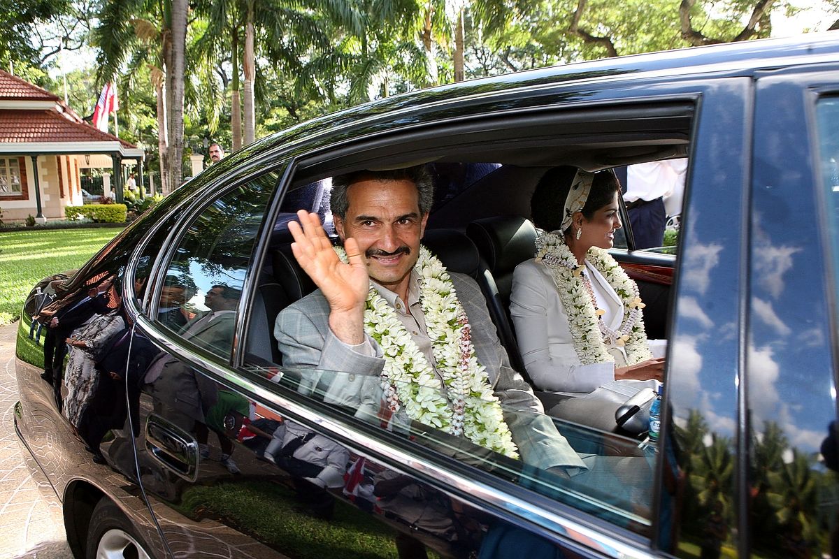 Принц Аль-Валид ибн Талал Аль Сауд и его жена принцесса Амира Аль-Тавил уезжают после встречи с президентом Французской Полинезии Гастоном Тонг Сангом