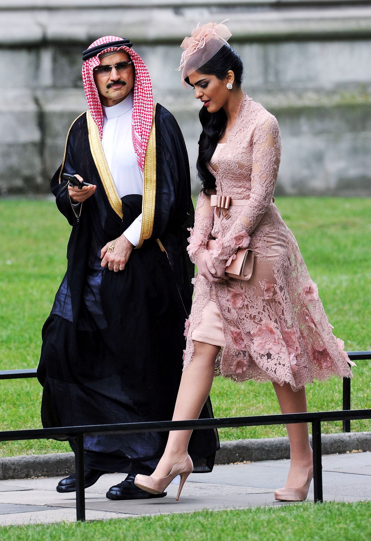Принц Аль-Валид ибн Талал Аль Сауд и принцесса Амира Аль-Тавил уходят после свадьбы принца Уильяма