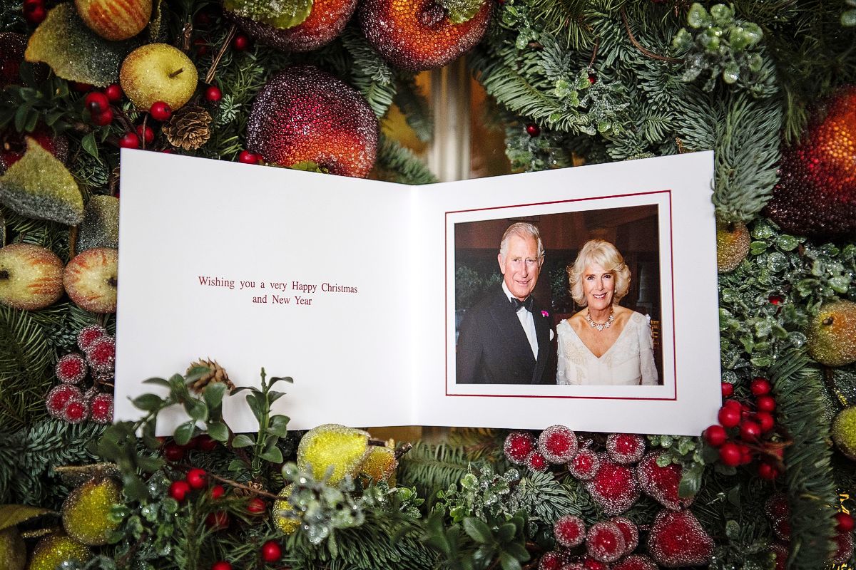 Принц Чарльз и Камилла на рождественской открытке в Кларенс-хаусе 15 декабря 2017 г.