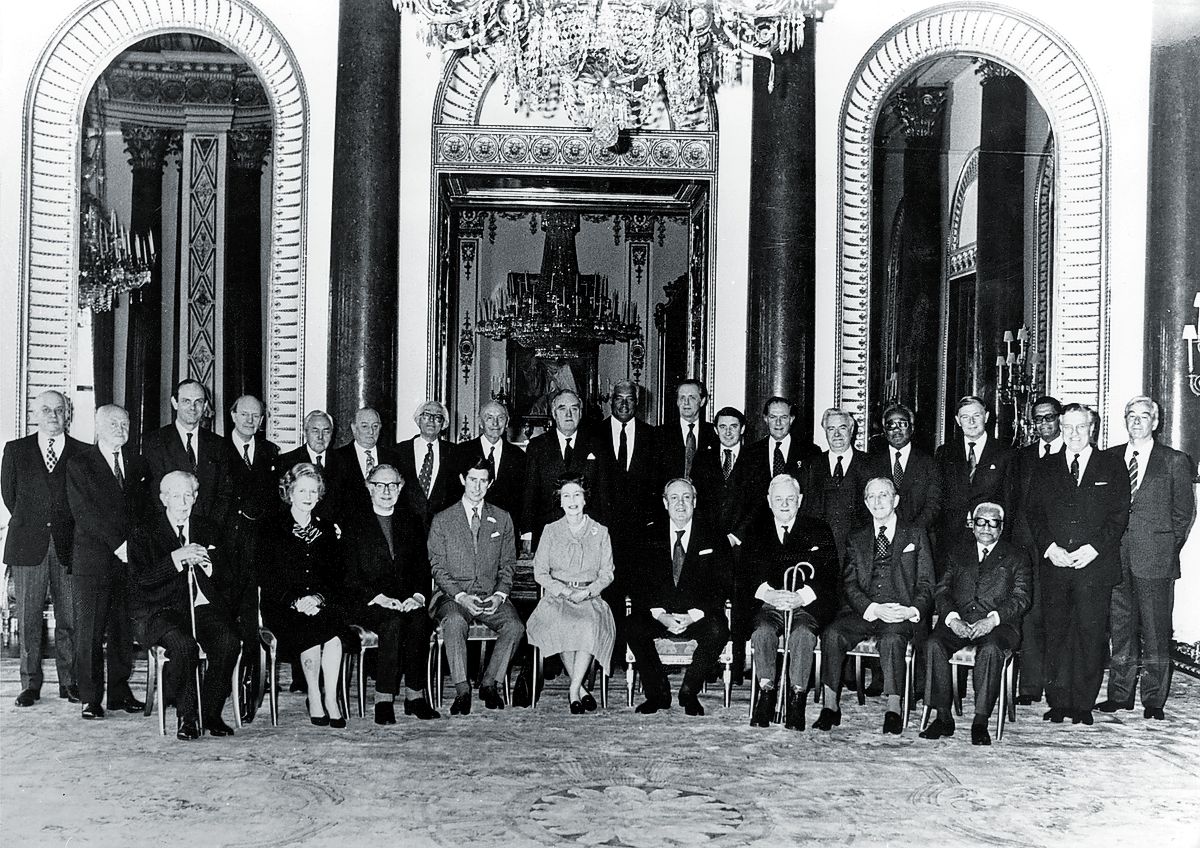 Принц Чарльз и Королева Елизавета II вместе с членами совета, среди которых Маргарет Тэтчер