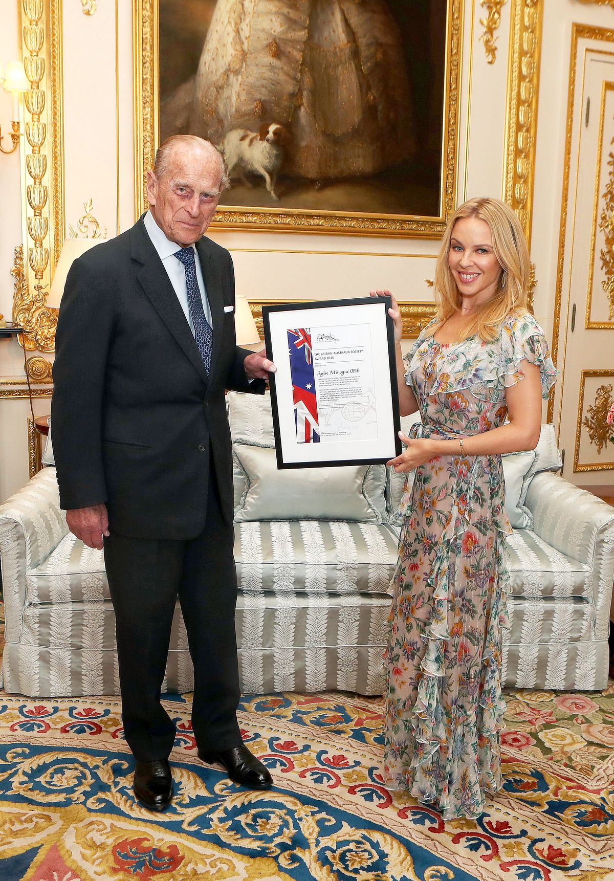 Принц Филипп, герцог Эдинбургский вручает Кайли Миноуг премию Британо-Австралийского общества