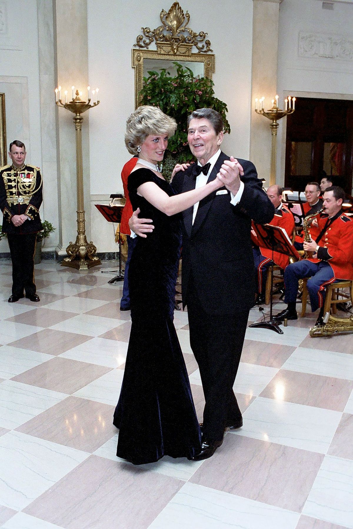 Принцесса Диана танцует президентом США Рональдом Рейганом
