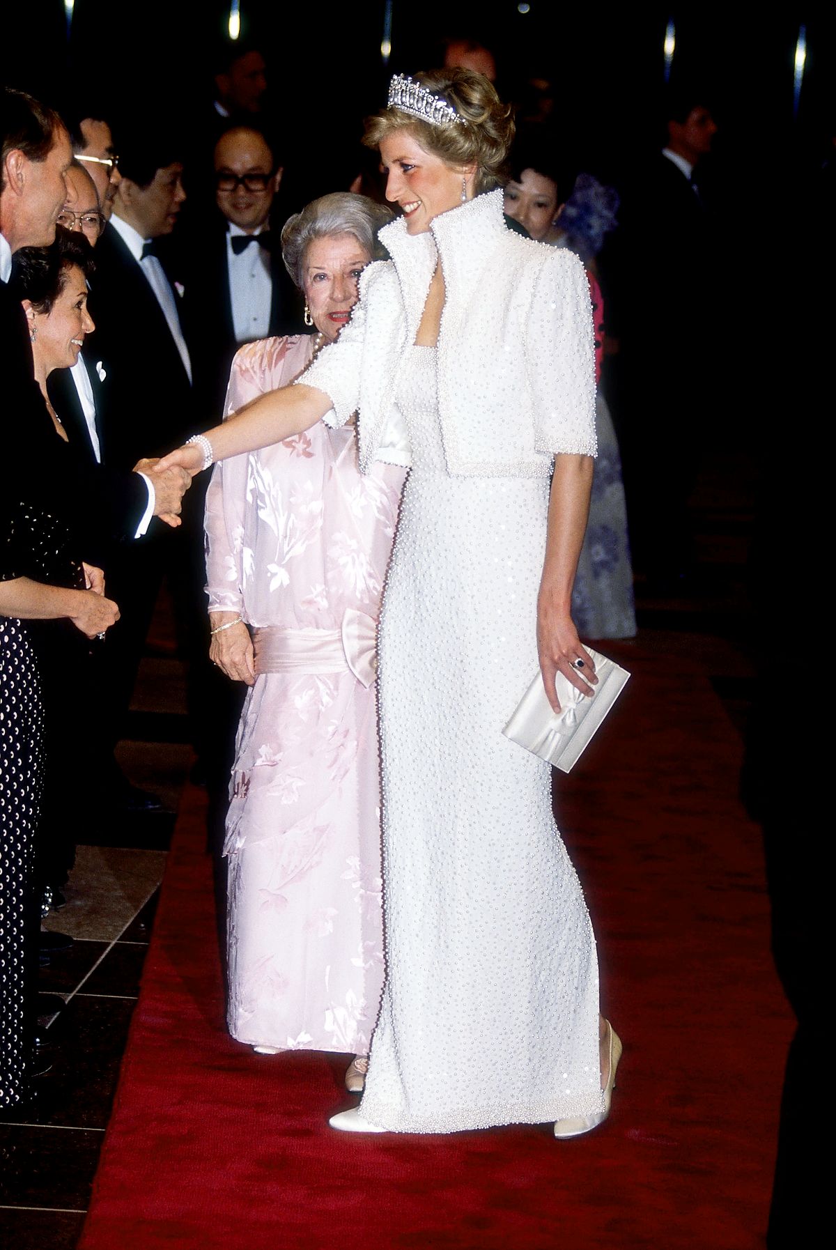 Принцесса Диана в «платье Элвиса» во время посещения Культурного центра в Гонконге, фото 1