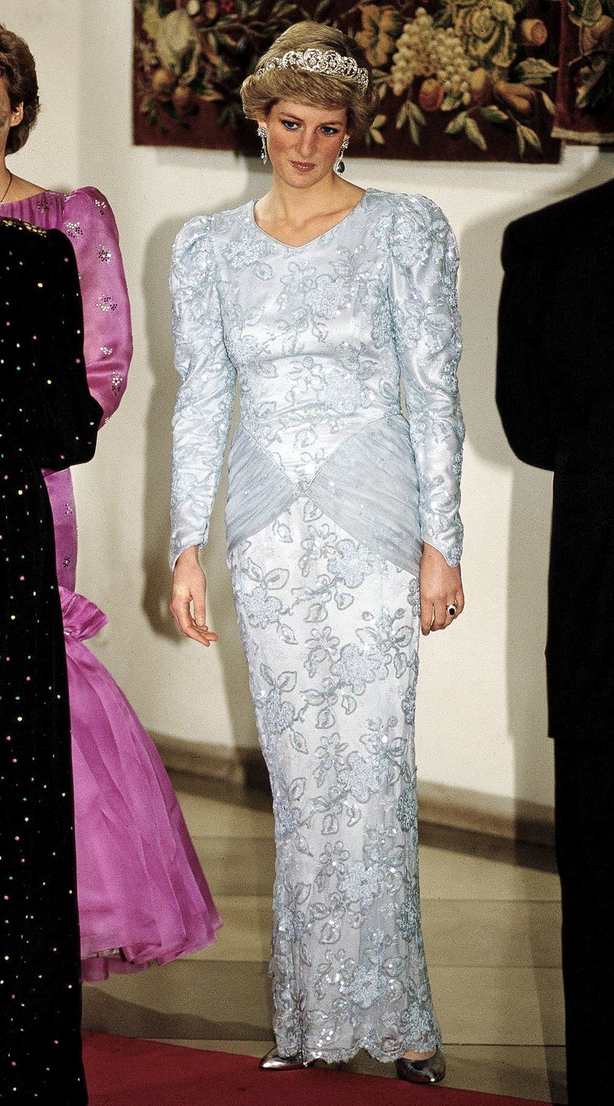 Принцесса Диана в вечернем платье от Кэтрин Уокер и тиаре семьи Спенсер на банкете в Мюнхене