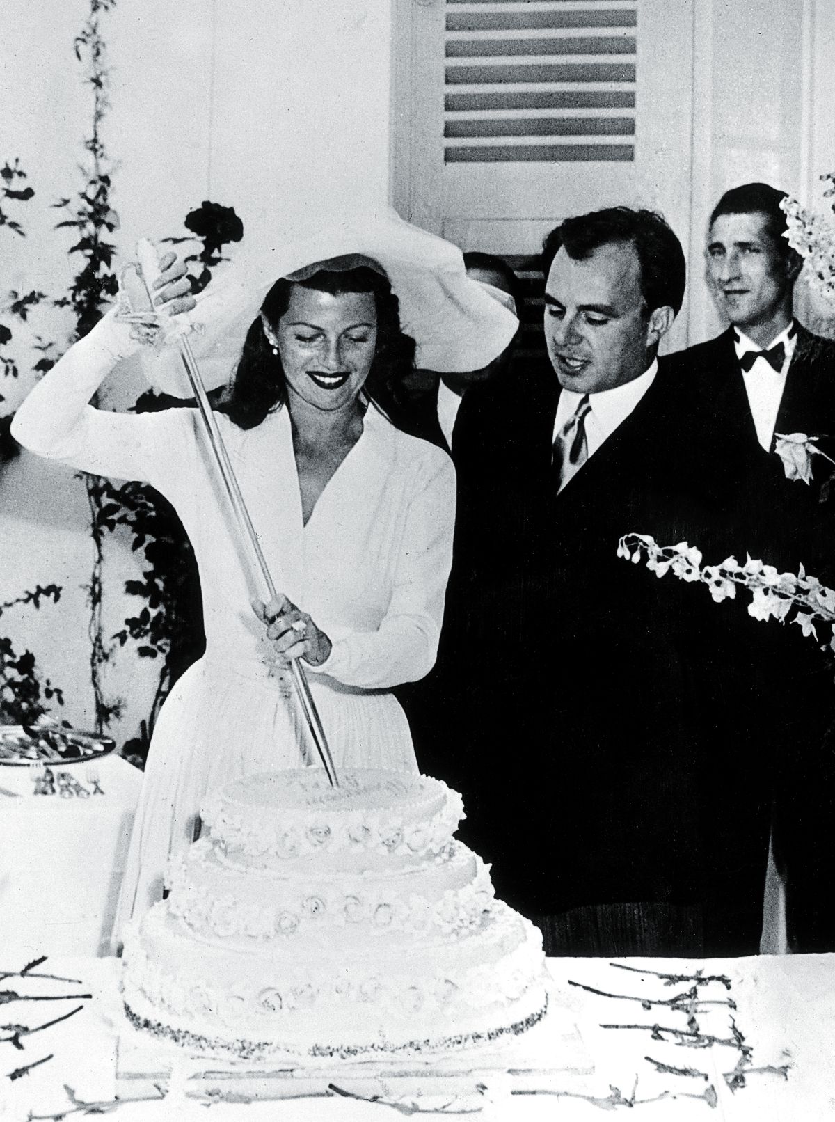 Рита Хейворт со своим мужем принцем Али Ханом разрезают торт в день свадьбы