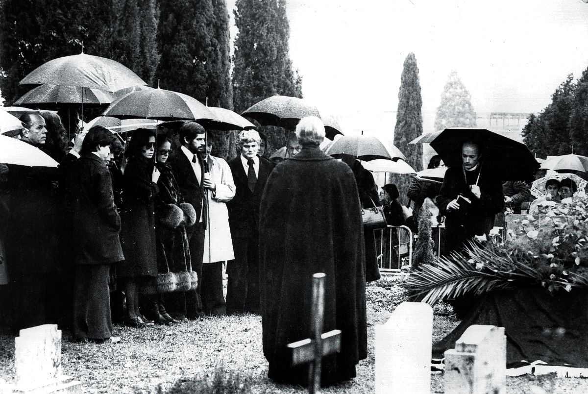 Семья Чарли Чаплина на частных похоронах на кладбище