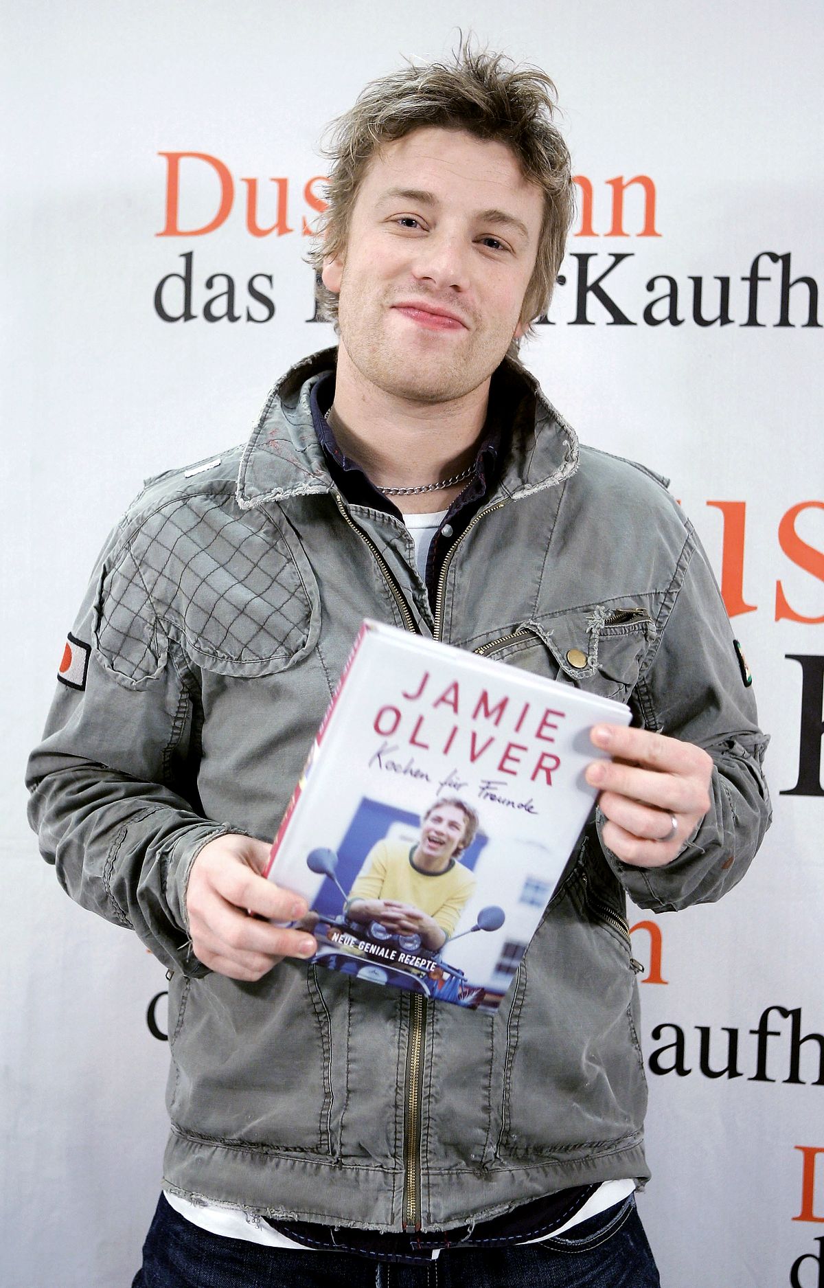 Шеф-повар Джейми Оливер с изданием на немецком языке своей кулинарной книги «The Naked Chef Takes Off»
