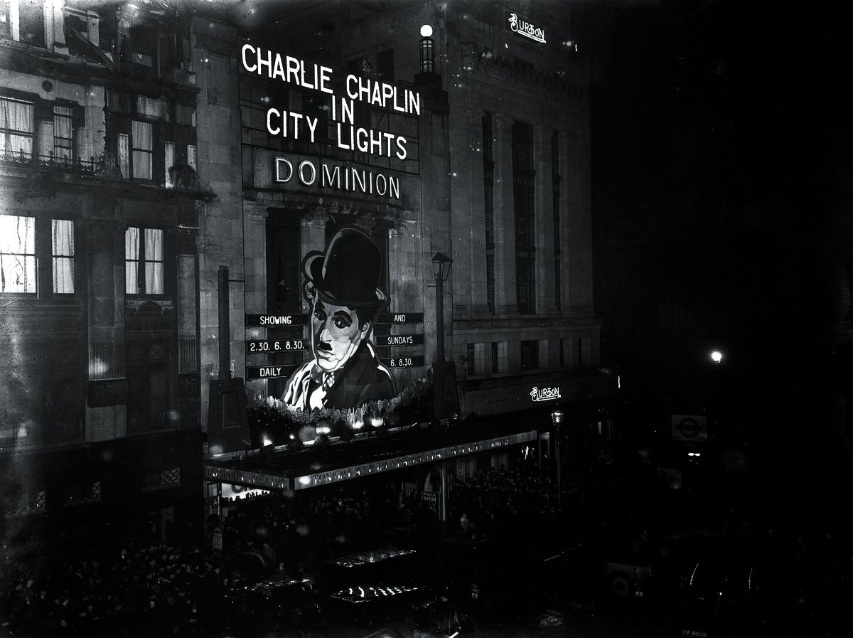 Толпа собирается у лондонского кинотеатра «Доминион» в ночь премьеры фильма Чарли Чаплина «Огни большого города»