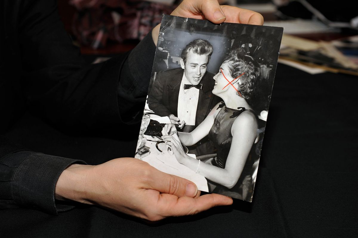Вице-президент RR Auction Бобби Ливингстон держит фотографию Джеймса Дина