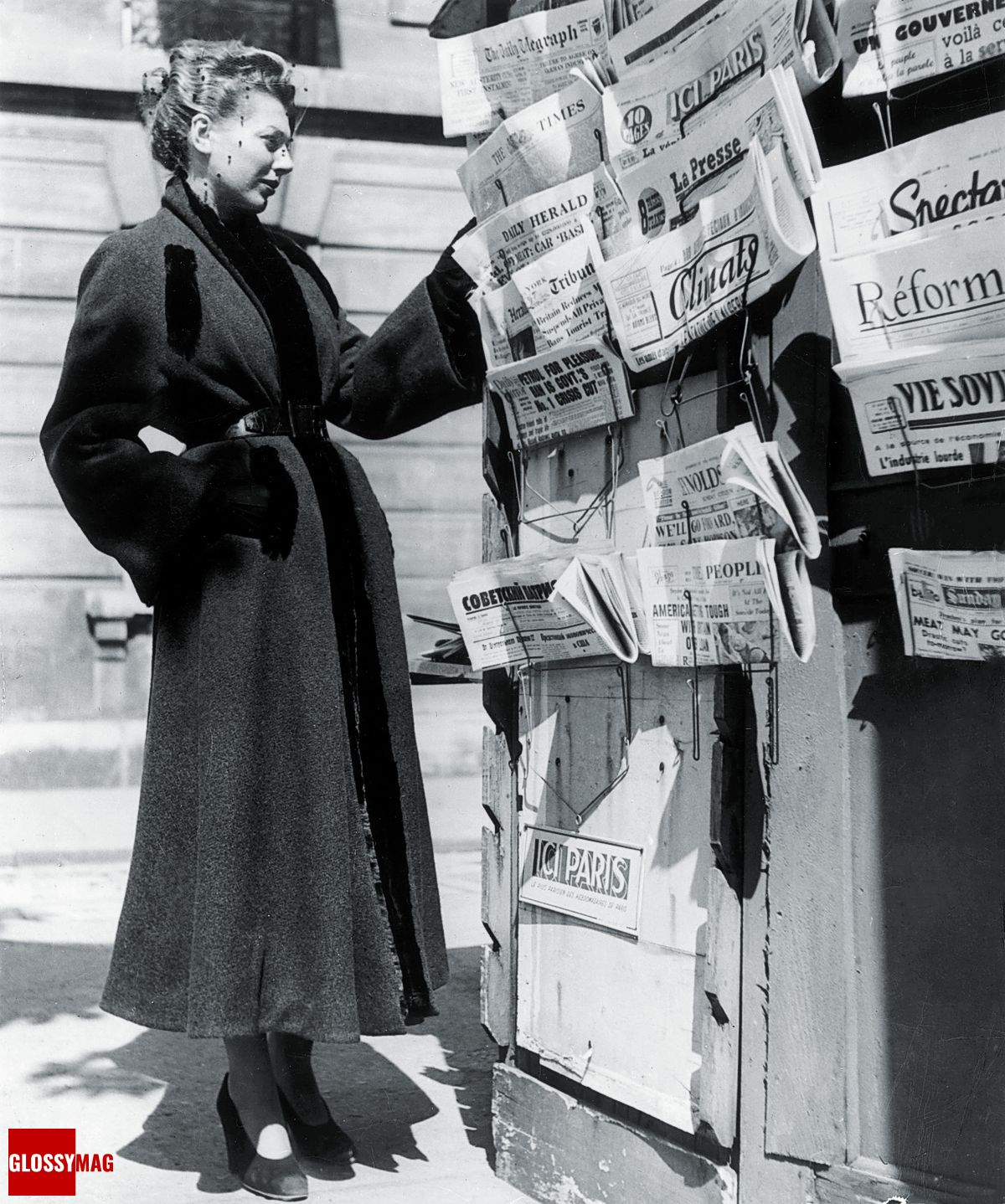 Женщина в пальто Christian Dior в газетном киоске, 27 сентября 1947 г.