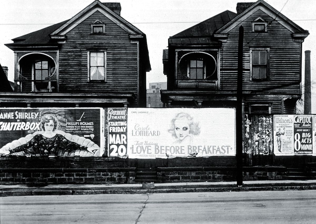 Постер фильма с Кэрол Ломбард «Любви перед завтраком», на кирпичной стене
