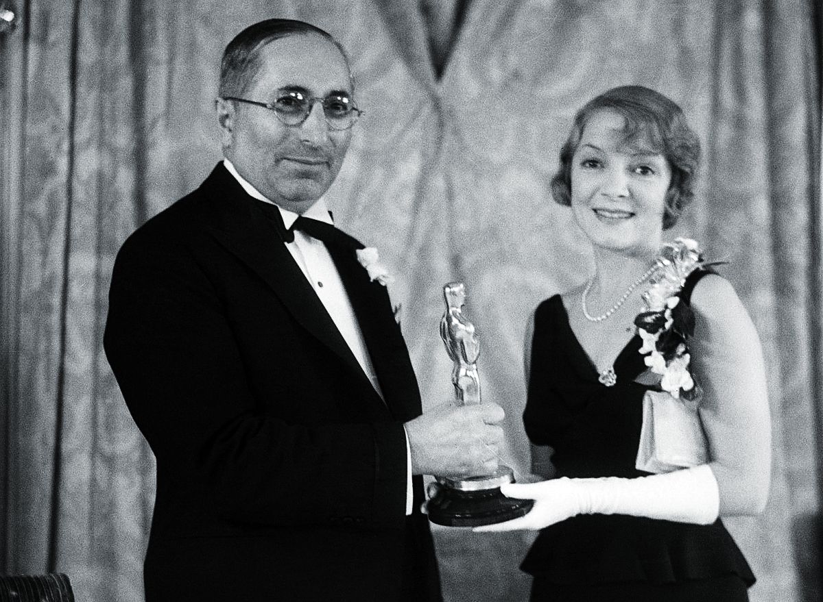 Актриса Хелен Хейс и продюсер Луис Майер с премией «Оскар»