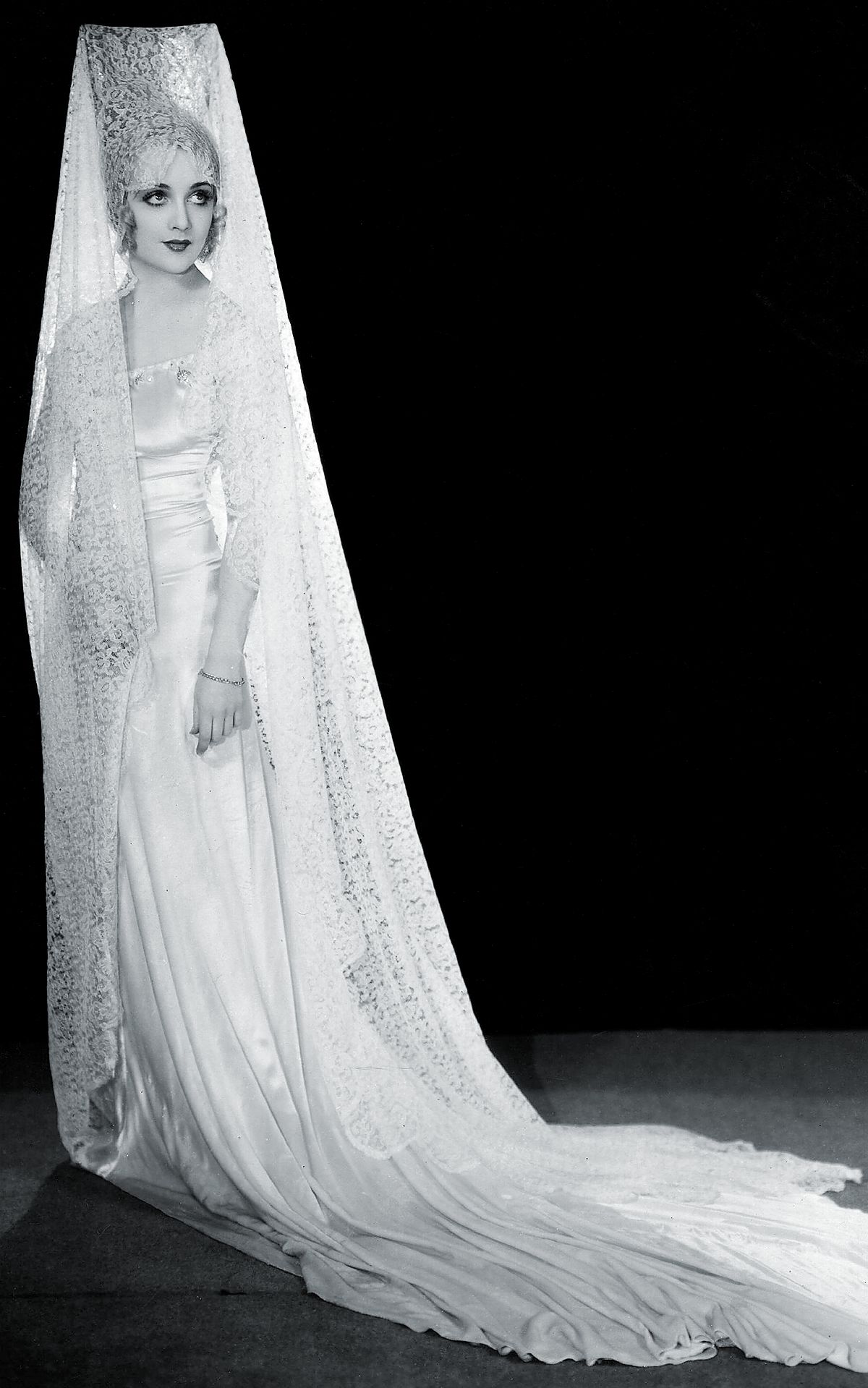 Актриса Кэрол Ломбард в белом платье
