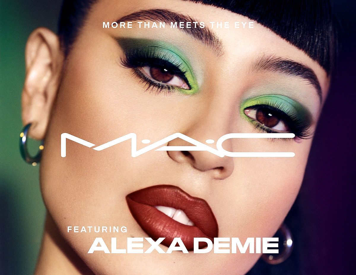 Алекса Деми на рекламном постере коллекции макияжа M.A.C.