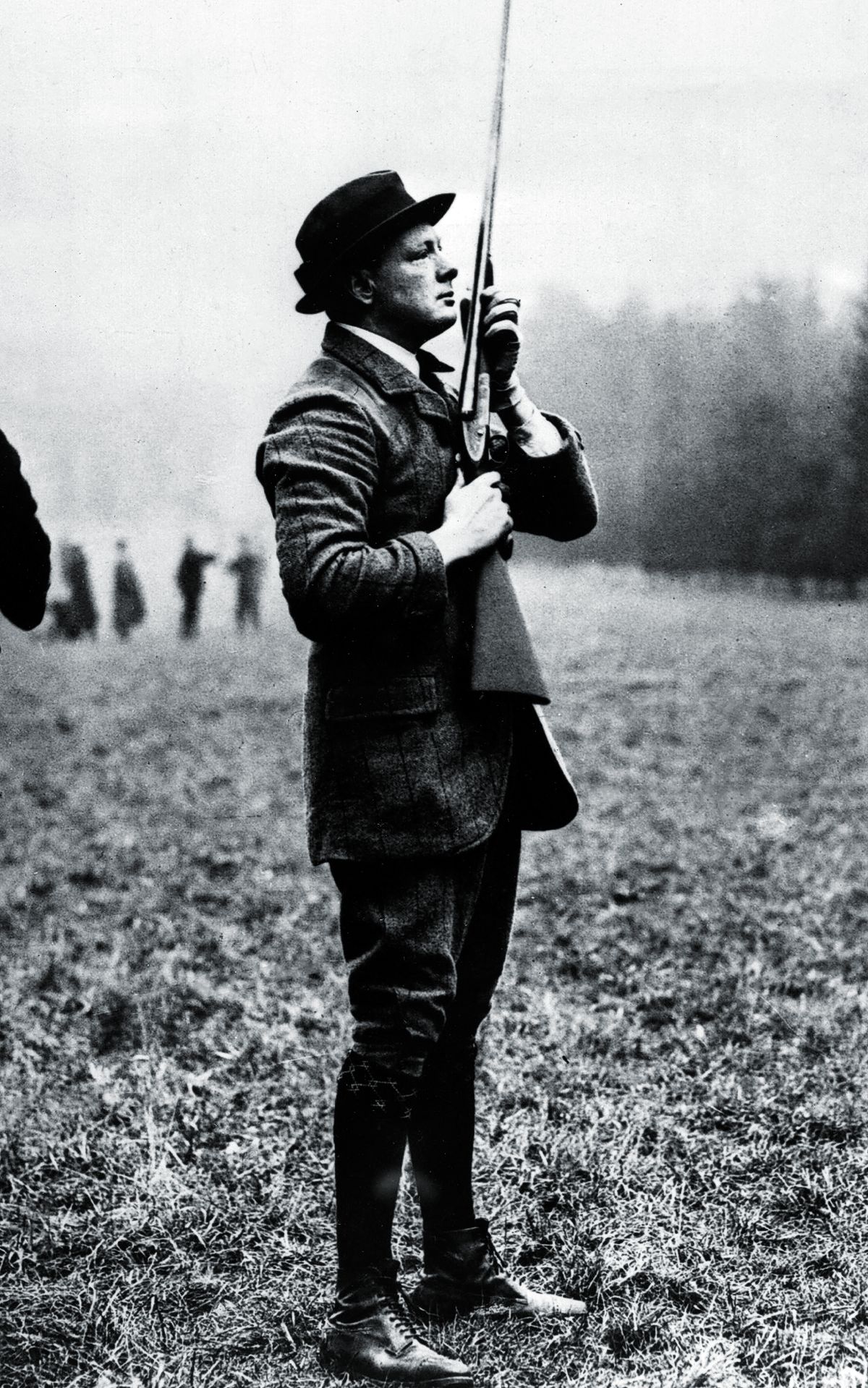 Британский политик и премьер-министр Уинстон Черчилль на охоте на фазана