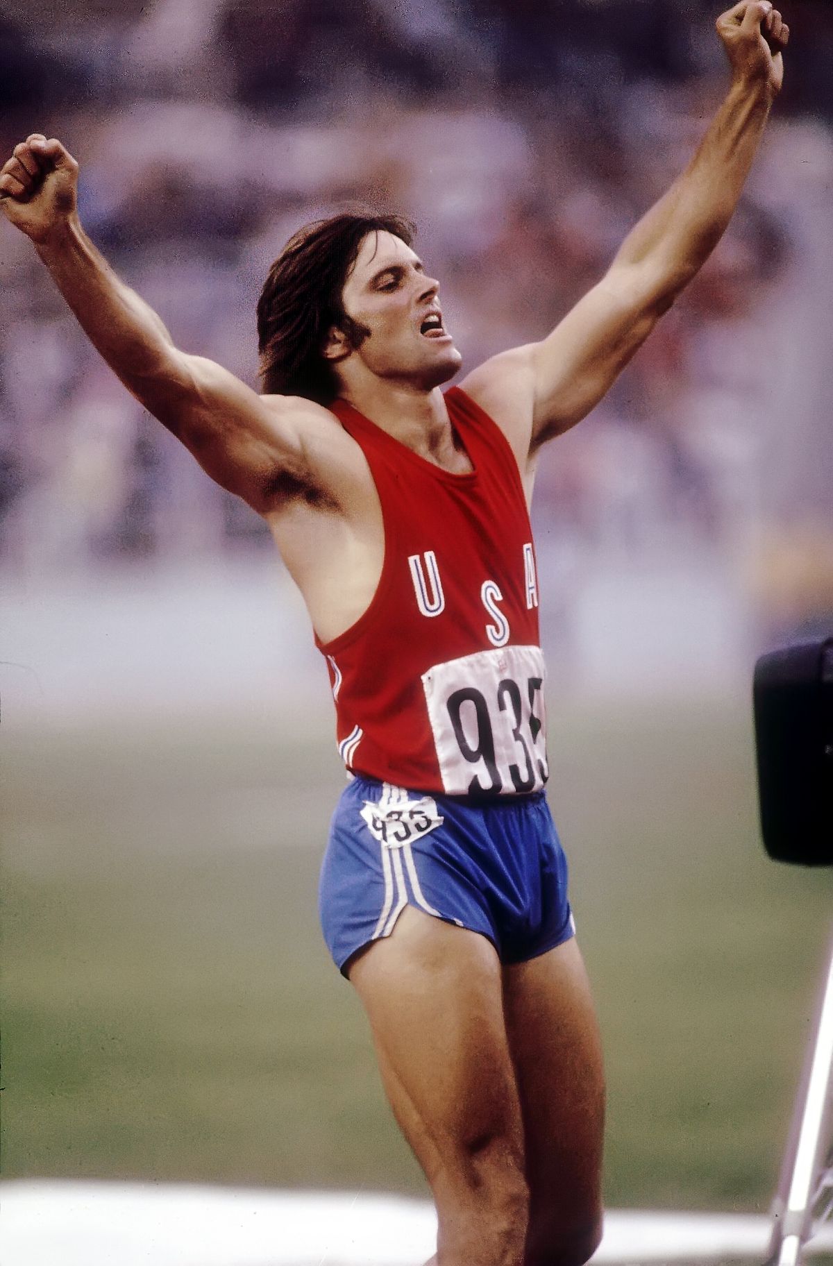 Брюс Дженнер празднует свой рекорд в десятиборье на летних Олимпийских играх