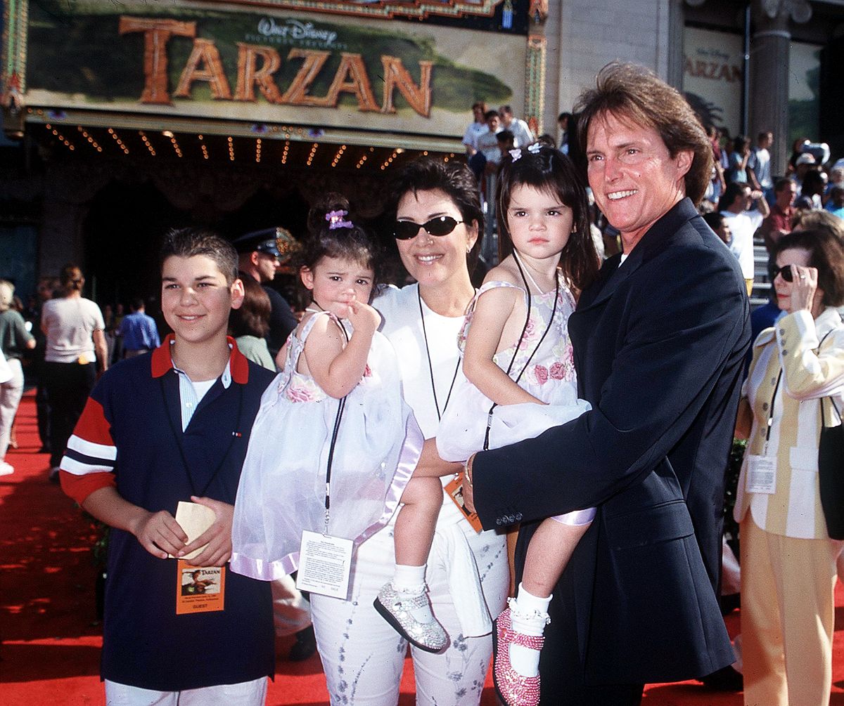 Брюс Дженнер с женой Крис Дженнер и детьми на премьере мультфильма «Тарзан»