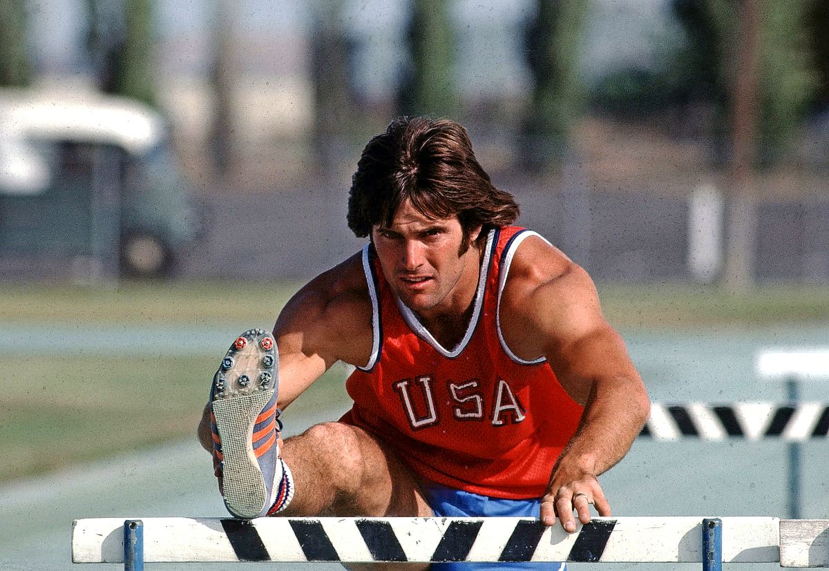 Брюс Дженнер участвует в десятиборье на Летних Олимпийских играх