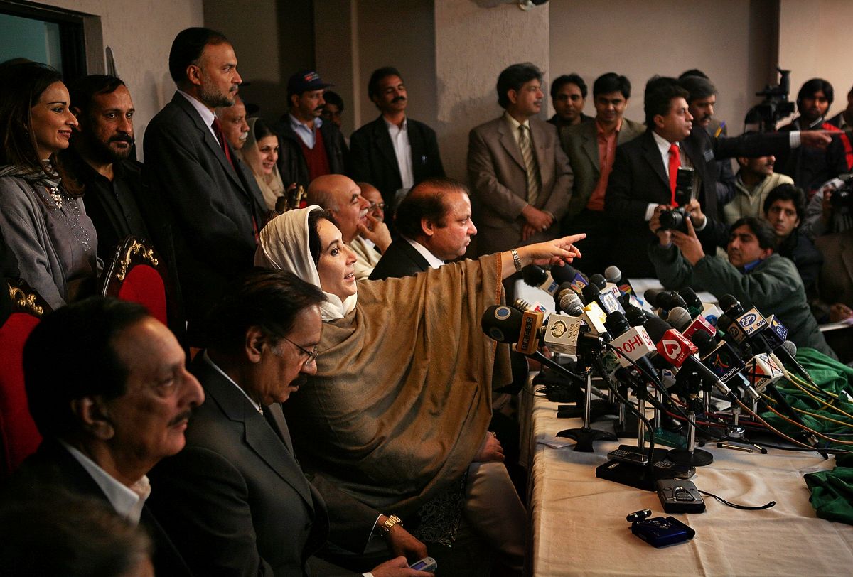 Бывшие премьер-министры Пакистана Беназир Бхутто и Наваз Шариф проводят совместную пресс-конференцию