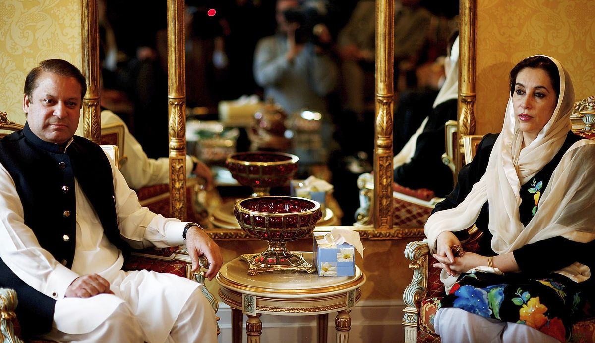 Бывшие премьер-министры Пакистана Наваз Шариф и Беназир Бхутто