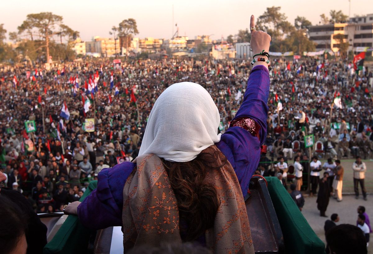 Бывший премьер-министр Пакистана Беназир Бхутто обращается к тысячам сторонников на предвыборном митинге за несколько минут до того, как она была убита