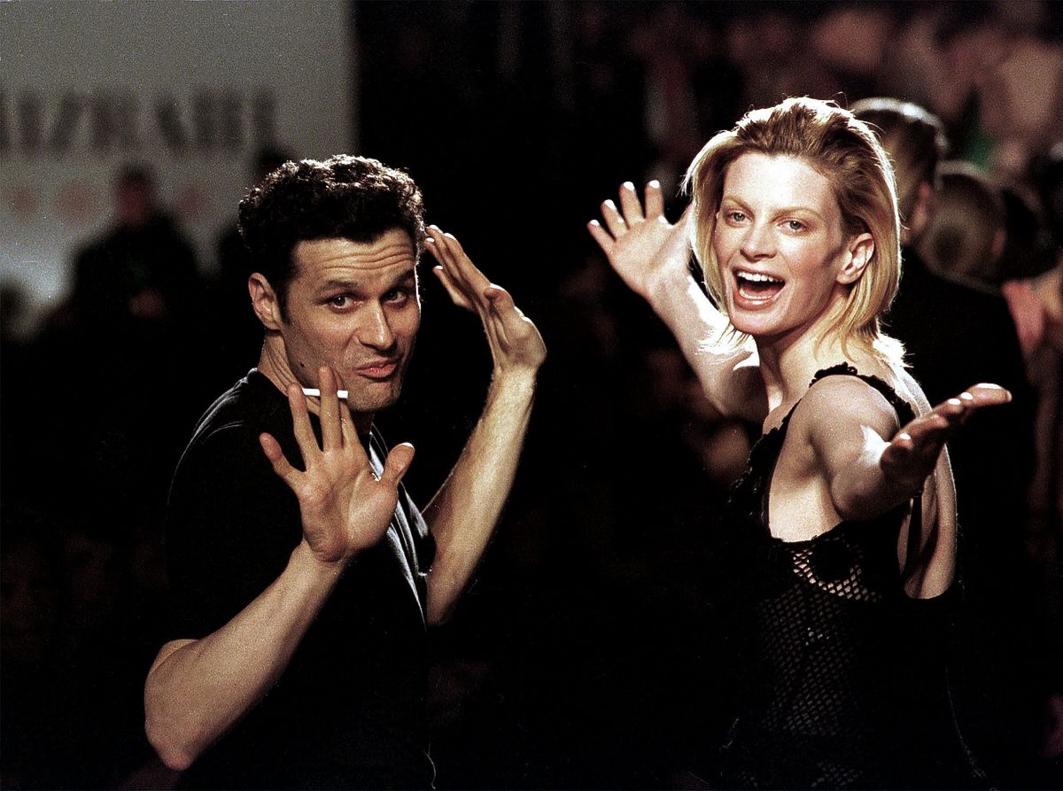 Дизайнер Айзек Мизрахи и модель Кристен Макменами на финальном выходе шоу Isaac Mizrahi Осень 1997