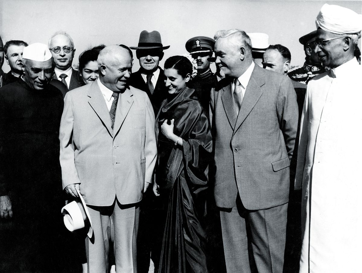 Джавахарлал Неру, Никита Хрущев, Индира Ганди, маршал Булганин и Сарвепалли Радхакришнан в аэропорту Дели, 1955 г.