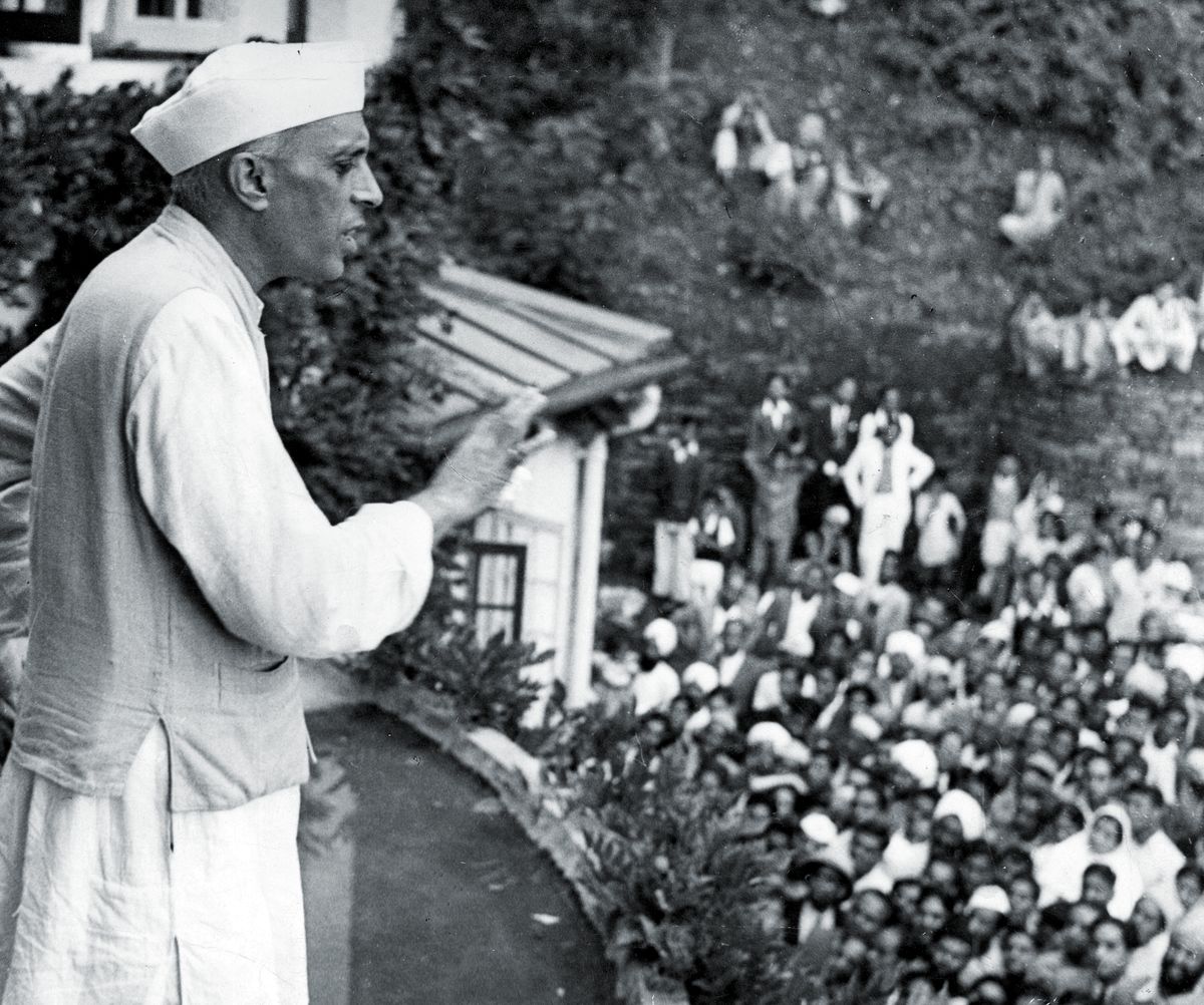 Джавахарлал Неру обращается к народу с балкона своего дома