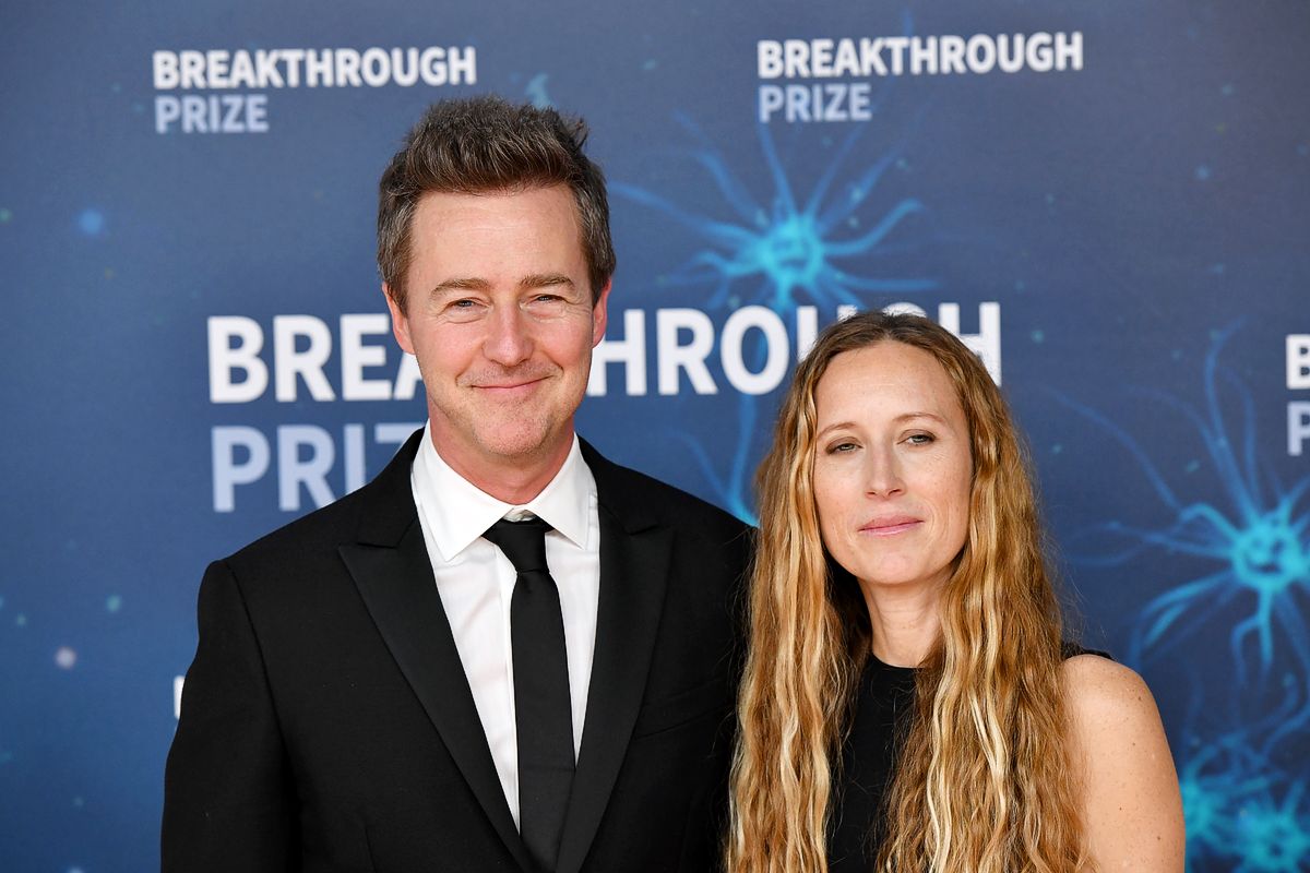 Эдвард Нортон с женой Шоной Робертсон на красной дорожке премии «Прорыв 2020»
