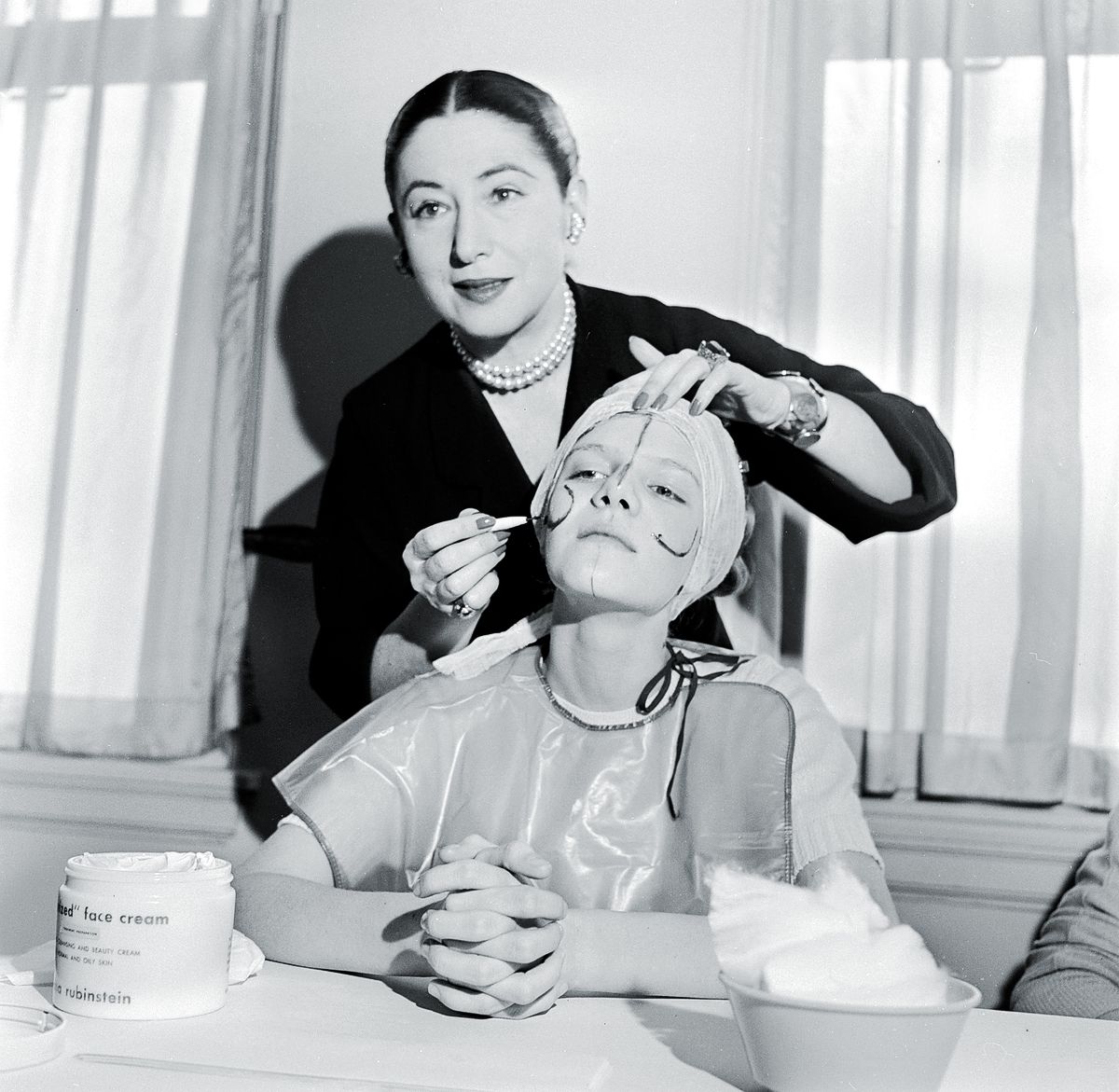 Эксперт по красоте Хелена Рубинштейн иллюстрирует форму основных линий на лице нанесения макияжа