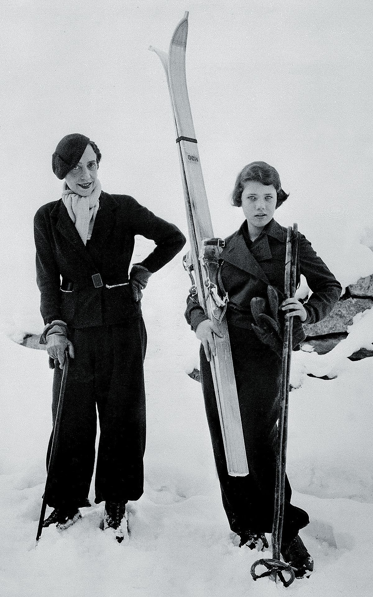Эльза Скиапарелли катается на лыжах с дочерью Гого
