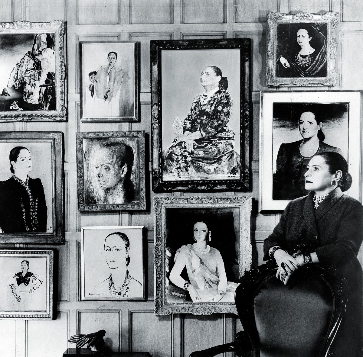 Хелена Рубинштейн около своей коллекции портретов
