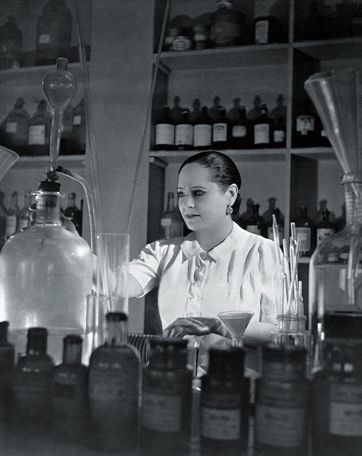 Хелена Рубинштейн в лаборатории